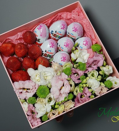 Box with strawberries and eustoma, Spring Flavor photo 394x433